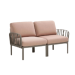 Dvivietė sofa KOMODO su švelnios rožinės spalvos pagalvėlėmis ir elegantišku rėmu, tinkama vidaus ir lauko renginiams.