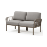 Pilka dvivietė sofa KOMODO su minimalistiniu rėmu ir minkštomis pagalvėlėmis, tinkama vidaus ir lauko renginiams.