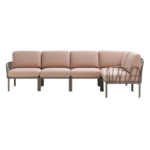 Penkiavietė sofa KOMODO 5 su švelniai rožinės spalvos pagalvėlėmis ir modernaus dizaino rėmu – puikus pasirinkimas renginiams ir poilsio zonoms.
