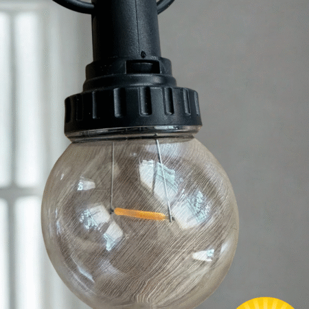 Saulės baterijų lempučių girlianda G50 – puikus sprendimas jaukiam terasos, balkono ar kiemo apšvietimui be laidų.