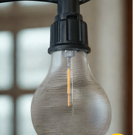 Saulės baterijų lempučių girlianda A60 – puikus pasirinkimas jaukiam terasos, balkono ar kiemo apšvietimui be laidų.