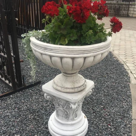 Dekoratyvinė vaza nuoma renginiams, fotosesijoms ir terasų dekorui. Klasikinė betoninė vaza tinka gėlėms, gėrimų pateikimui, sezoninėms dekoracijoms bei įėjimo zonų puošybai.